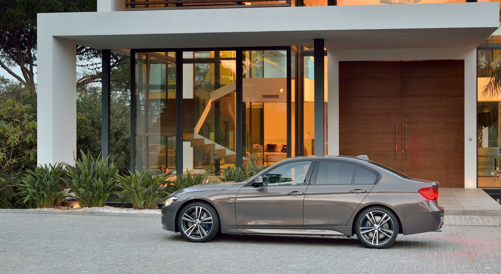 BMW 335i xDrive rental in Miami by Suave Lifestyle Concierge photo 6