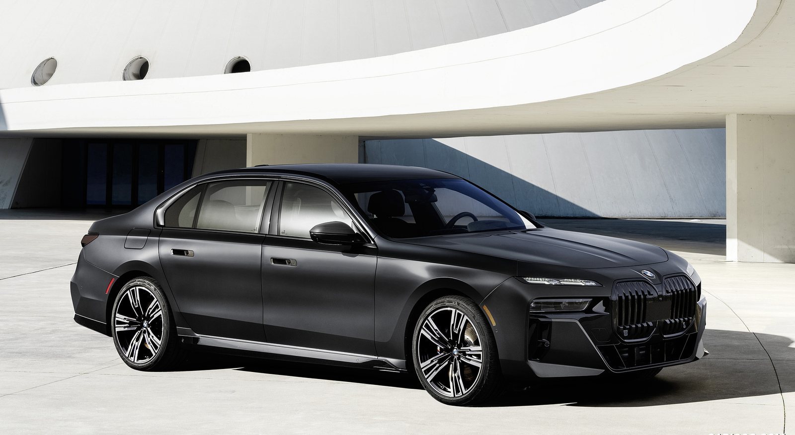 BMW 740i rental in Miami by Suave Lifestyle Concierge photo 3