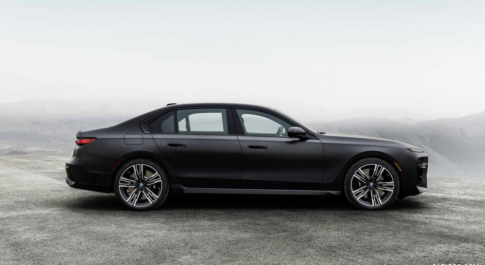 BMW 740i rental in Miami by Suave Lifestyle Concierge photo 4