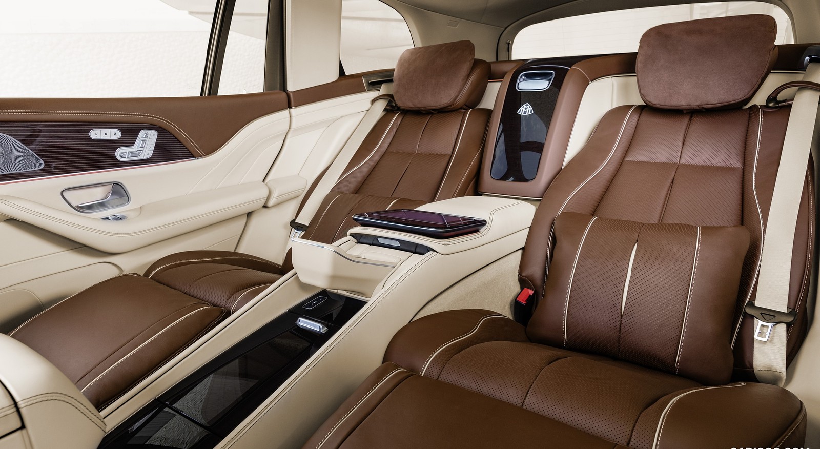 Mercedes-Maybach GLS 600 (White) rental in Miami by Suave Lifestyle Concierge photo 7