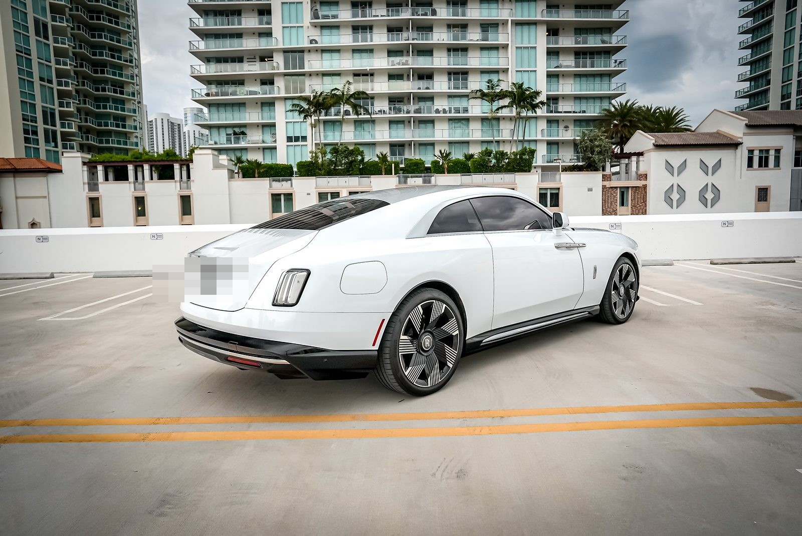 Rolls-Royce Spectre rental in Miami by Suave Lifestyle Concierge photo 5