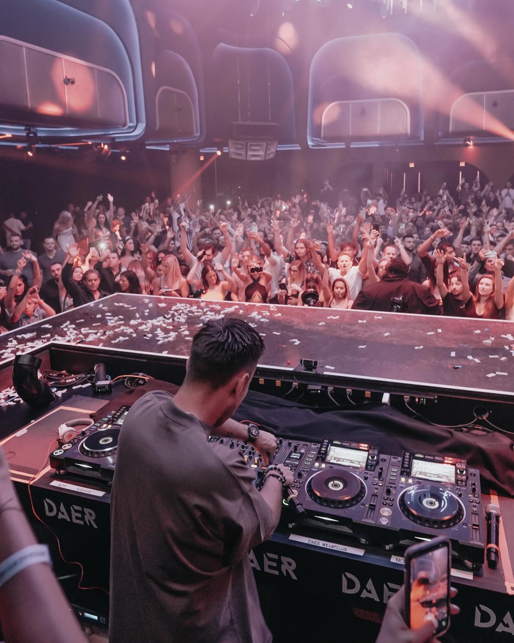 Packed Miami nightclub crowd by Suave Lifestyle Concierge